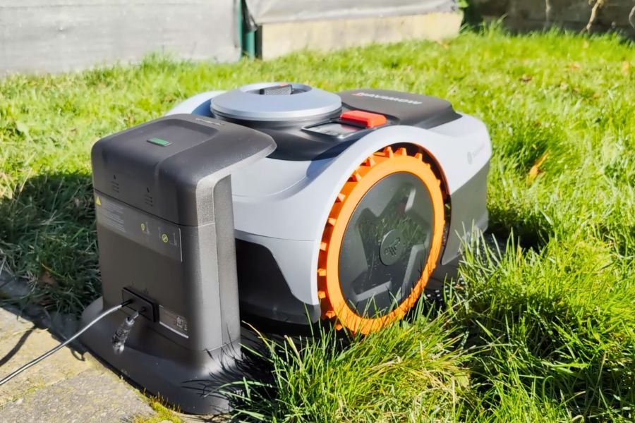 Navimow i2 AWD dans sa station