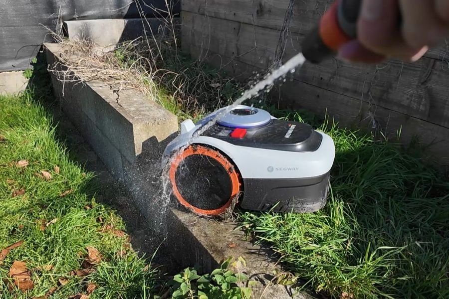Navimow i2 AWD en train d'être arrosé