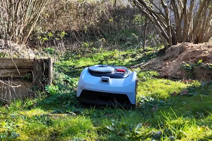 Navimow i2 AWD sur un terrain complexe